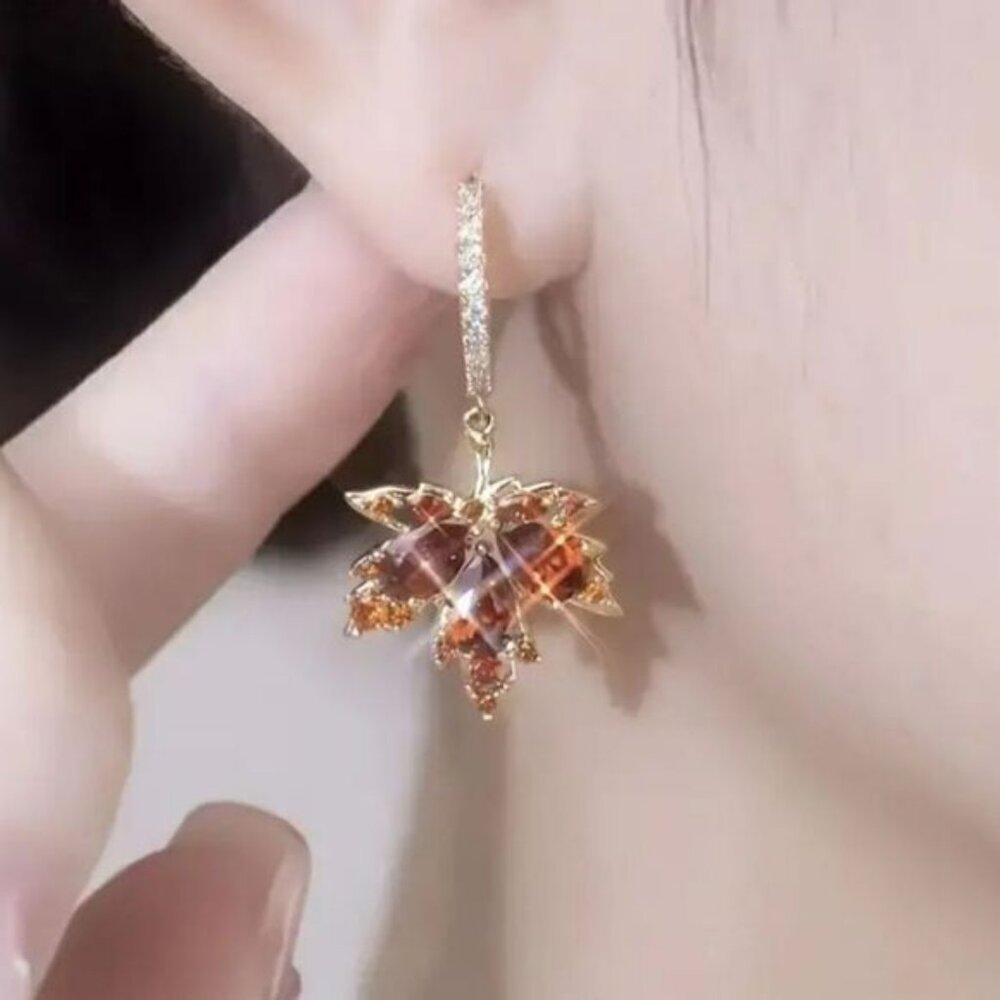 Maple leaf dangle earrings - Picture 2 of 11